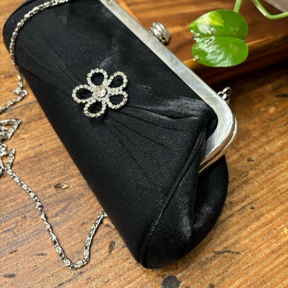 7 Evening Hand Bags: beaded, satin, clutch, cross-body - Picture 3 of 9